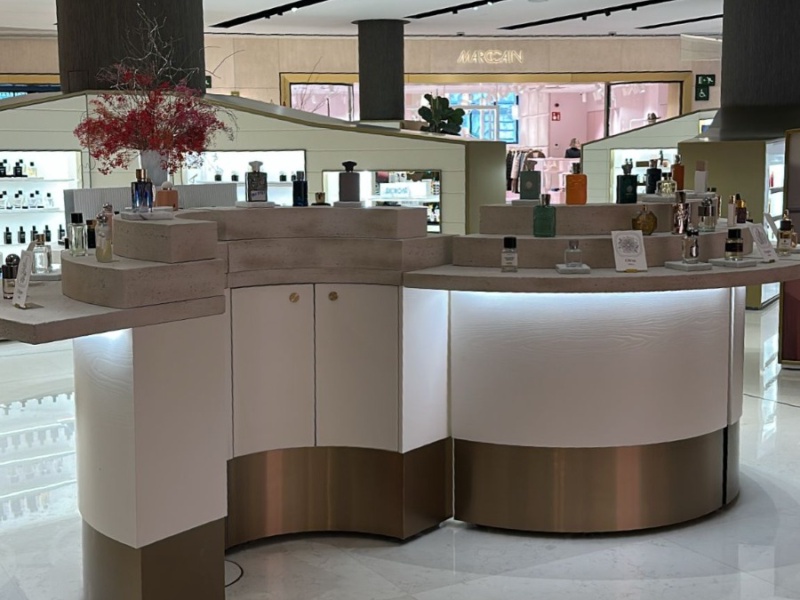 Retail Infinito — Isla de perfumería premium